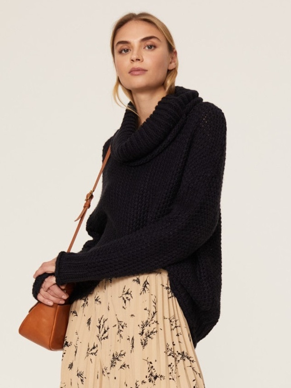 The Odells Womens Medium Slouch Turtleneck Sweater Navy Blue
